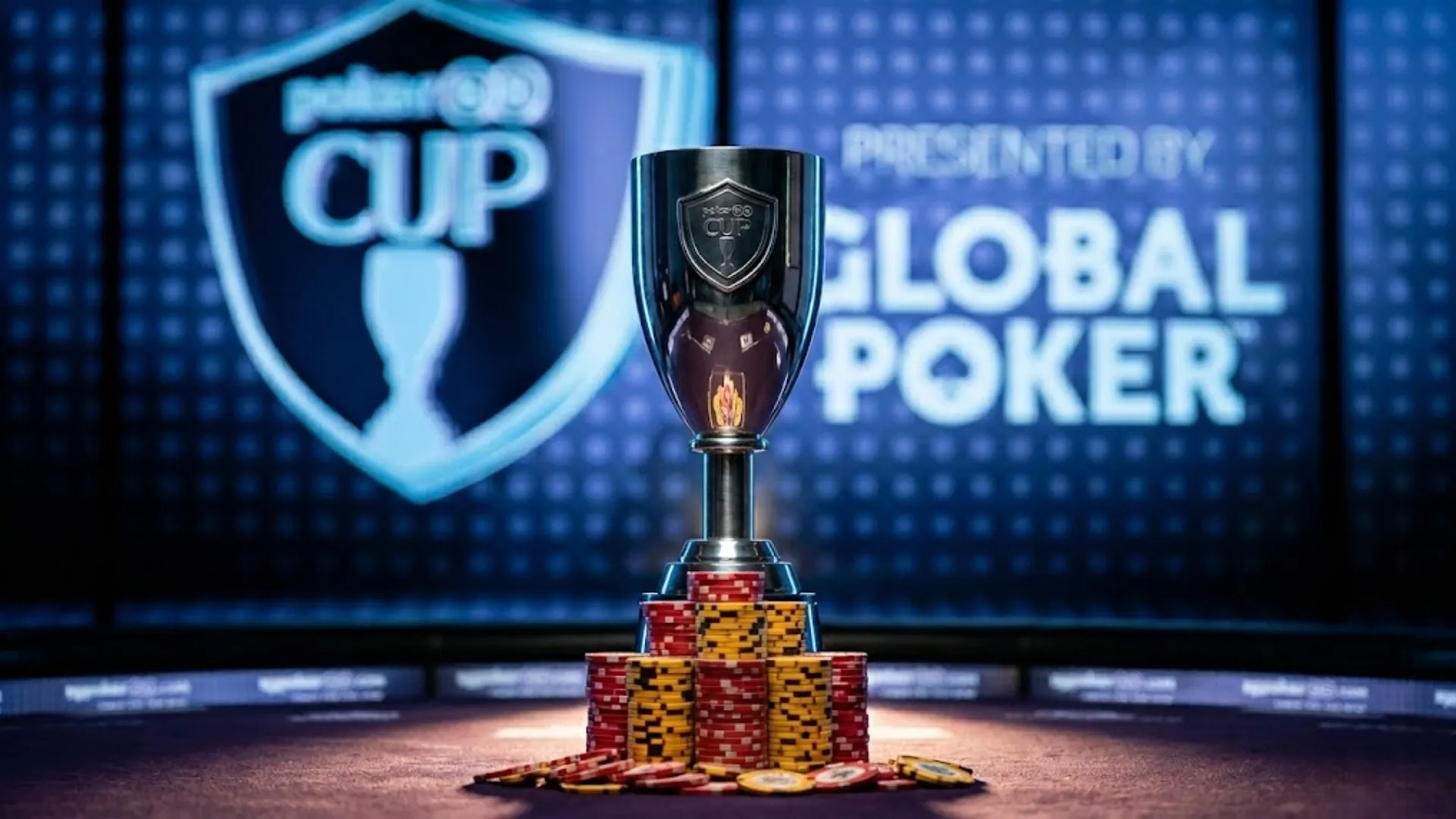 チップの山の上に置かれたシルバーの PokerGO カップのトロフィー。前景にはハートの 9 のカード。「Global Poker」の文字と PGT ロゴが背景に見える。