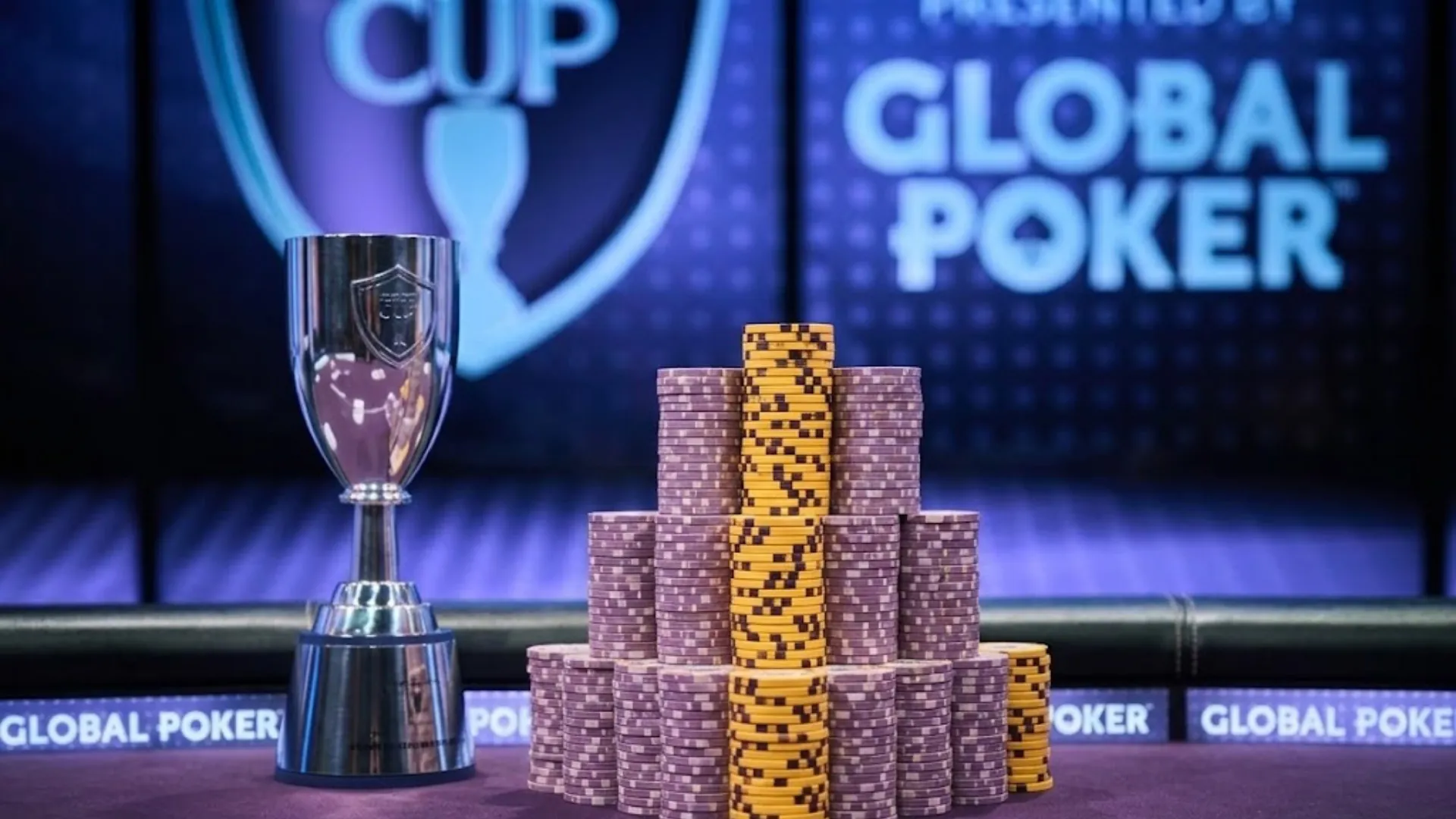 ラスベガスPokerGO Studioのテーブル上に置かれたPokerGO Cupトロフィーと積み上げられたポーカーチップ（PGTイベント）