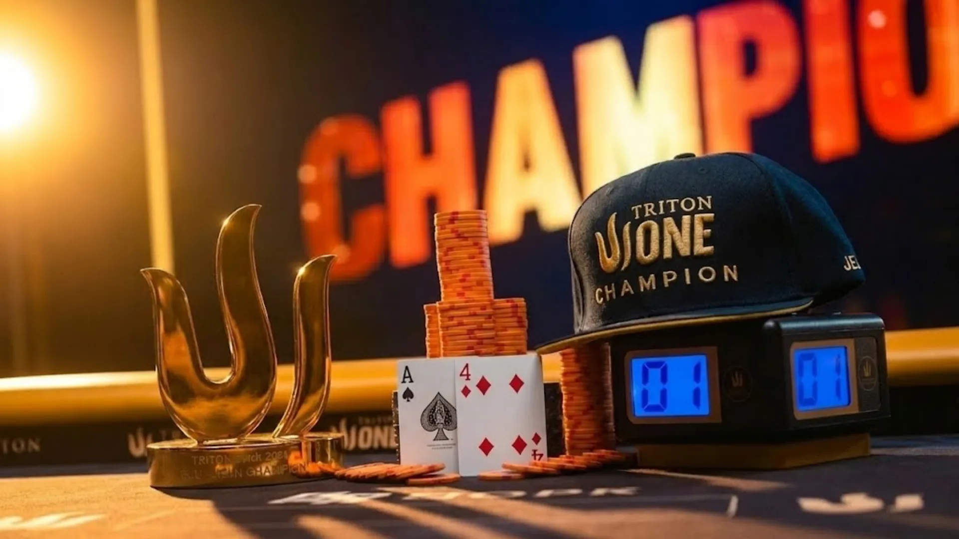 済州2025、Ngo Khoa Anh の優勝ハンドA♠ 4♦とTriton ONE チャンピオントロフィー、チップスタック